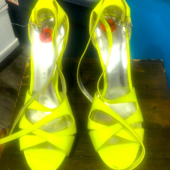 Neon green - Picture 1 of 2